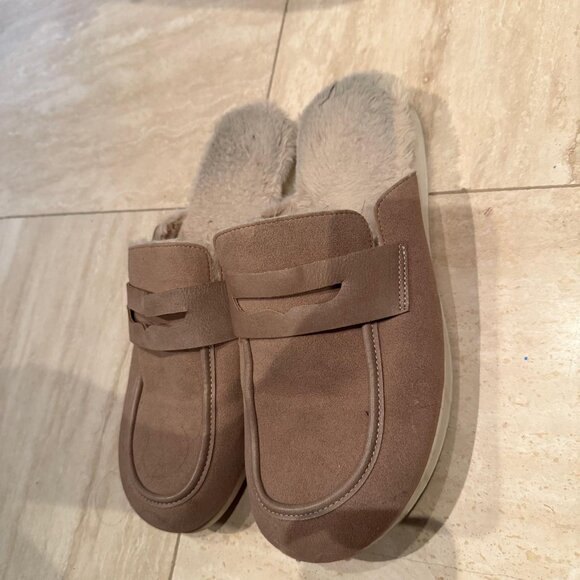 Cozy Tan Slippers with Faux Fur Lining - Picture 2 of 3